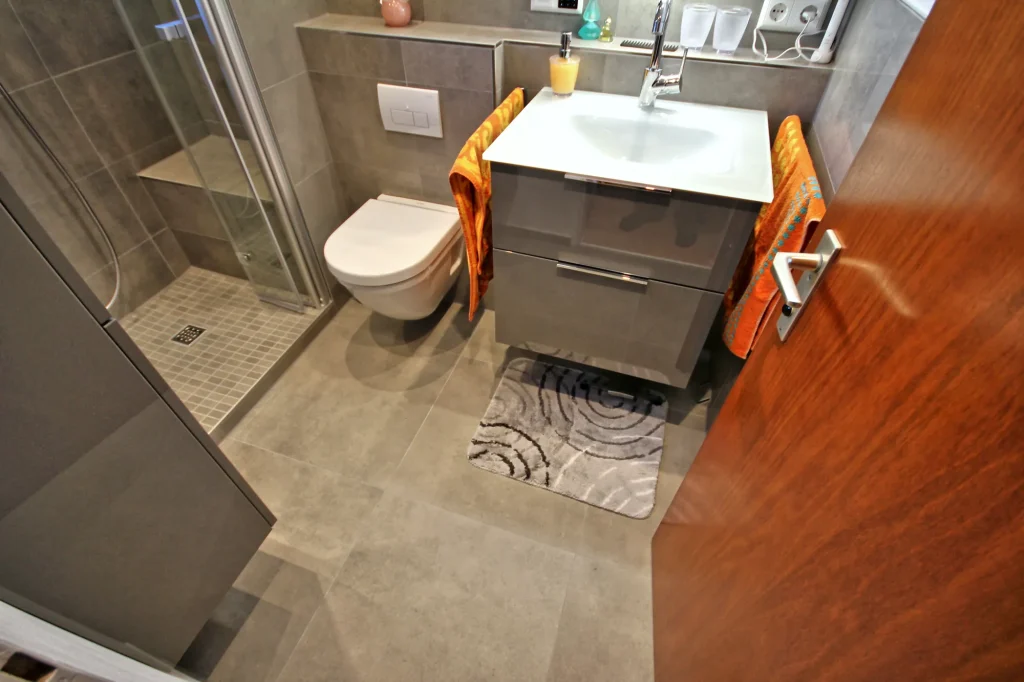 Badezimmer im Dachgeschoss nach der Sanierung durch Naujoks Bad + Heizung