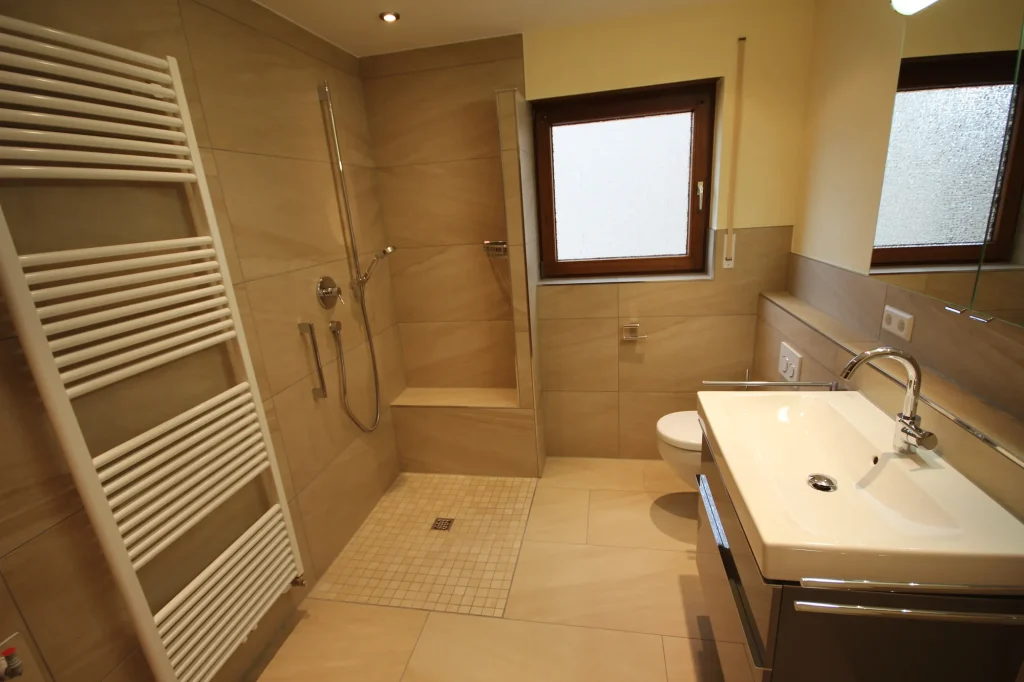 Badezimmer nach der Sanierung durch Naujoks Bad + Heizung