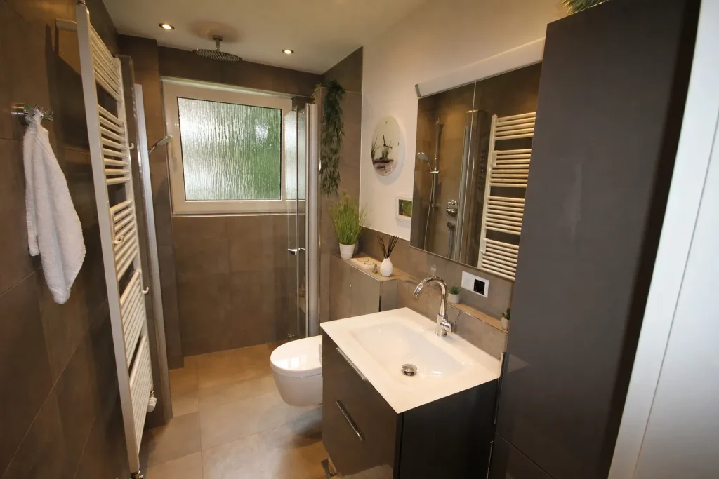 Badezimmer nach der Sanierung durch Naujoks Bad + Heizung