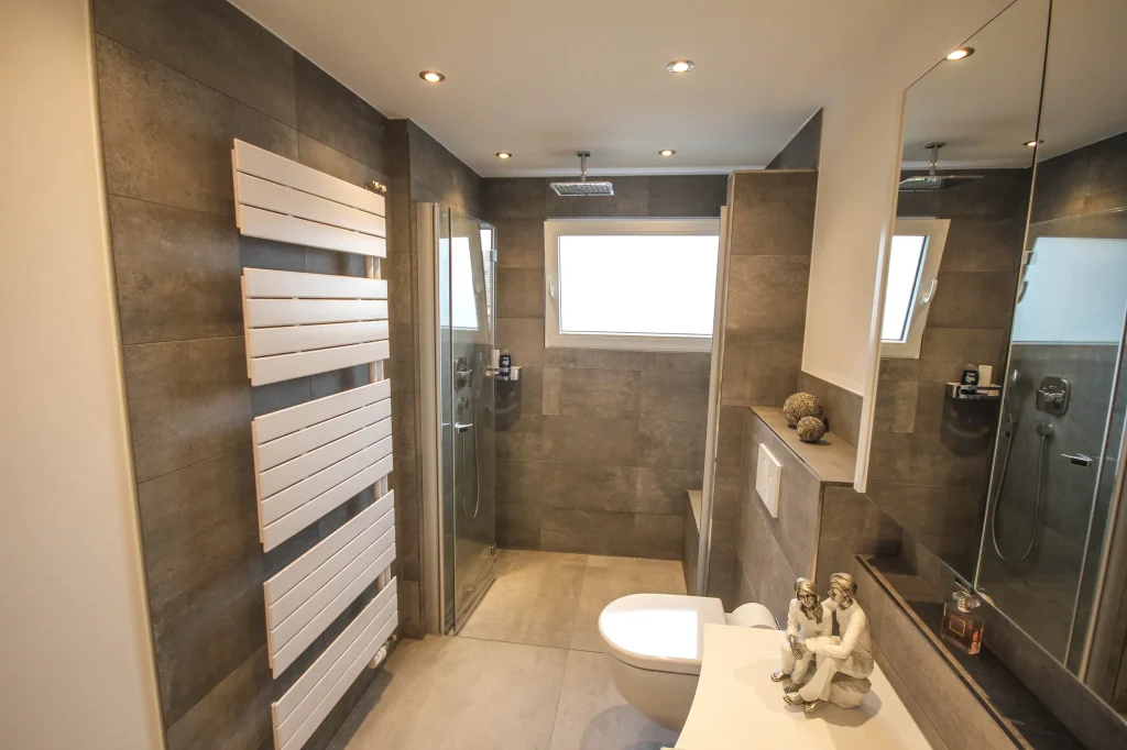 Badezimmer nach der Sanierung durch Naujoks Bad + Heizung